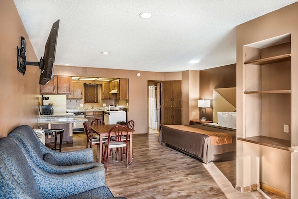 Desk, blackout curtains, iron/ironing board, free WiFi - Econo Lodge Oskaloosa (Oskaloosa)