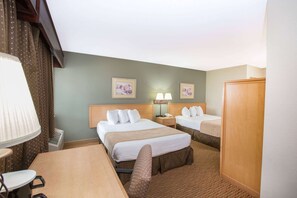 In-room safe, desk, blackout curtains, iron/ironing board - Ramada by Wyndham Spirit Lake/Okoboji (Spirit Lake)