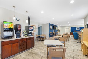 Free continental breakfast on weekends  - Quality Inn & Suites Keokuk North (Keokuk)