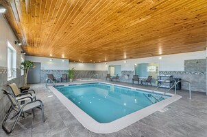 Una piscina techada, sillones reclinables de piscina