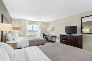 In-room safe, desk, iron/ironing board, free cots/infant beds - Quality Inn & Suites Keokuk North (Keokuk)