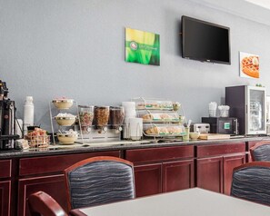 Free daily on-the-go breakfast - Quality Inn & Suites Altoona - Des Moines (Altoona)