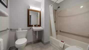 Duschwanne, kostenlose Toilettenartikel, Haartrockner, HandtĂŒcher