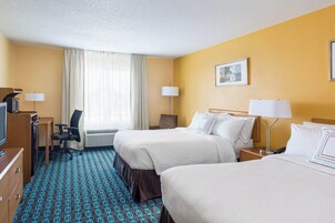 Habitación, 2 camas de matrimonio | Escritorio y espacio para trabajar con un portátil