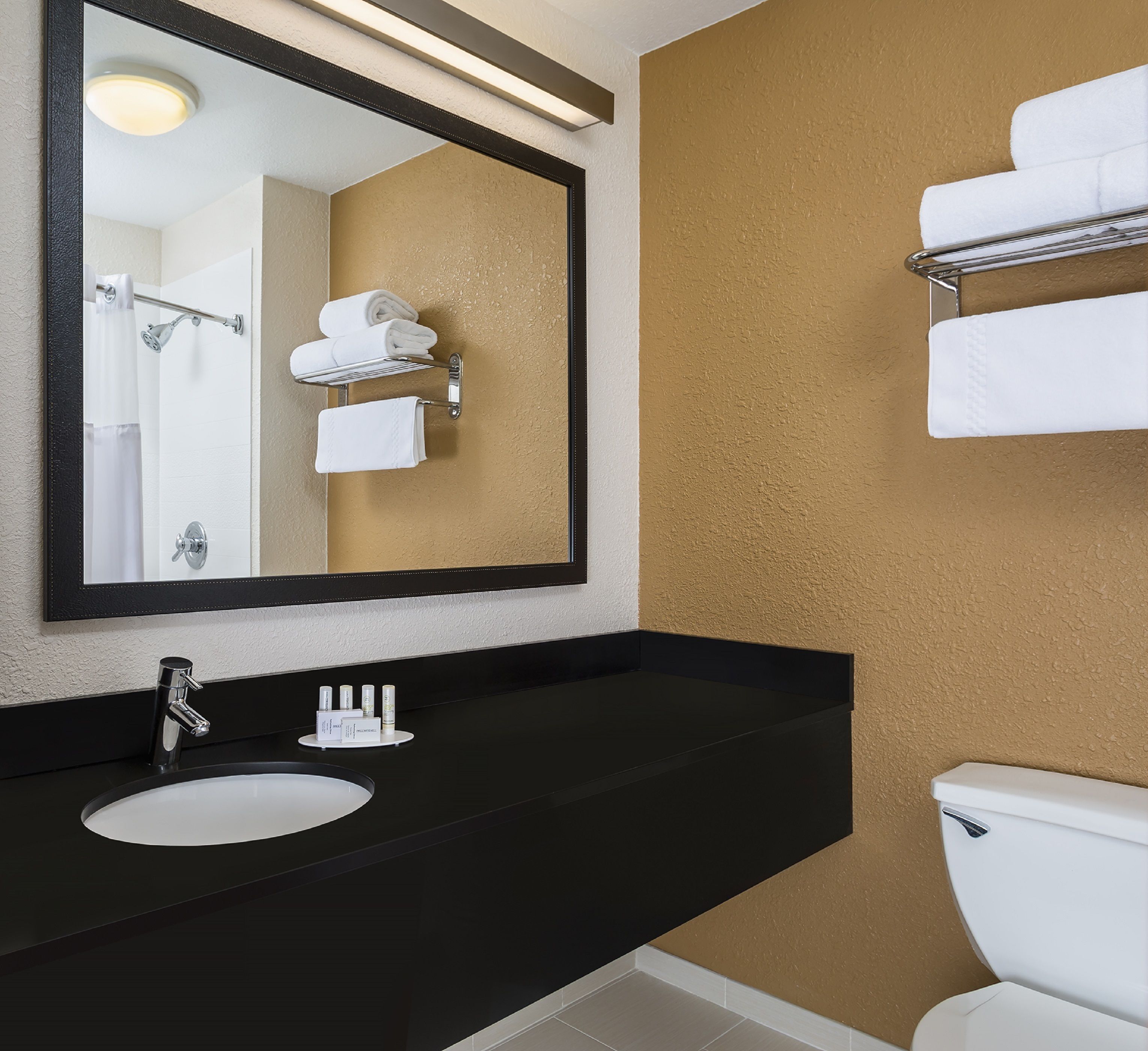 Kombination af bruser/badekar, hårtørrer, håndklæder