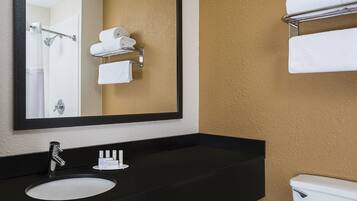 Combined shower/tub, hair dryer, towels