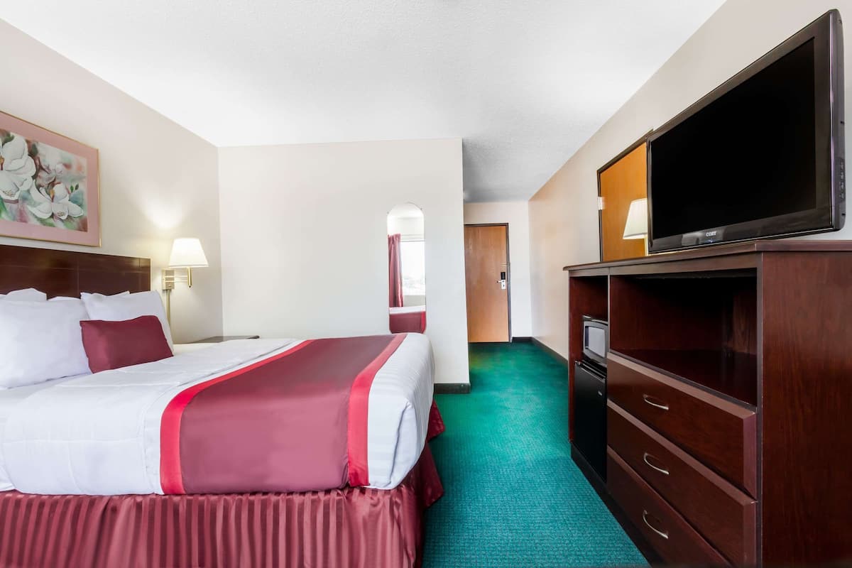 Room, 1 Queen Bed, Accessible | Iron/ironing board, rollaway beds, free WiFi, bed sheets