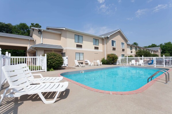 Outdoor pool, pool loungers