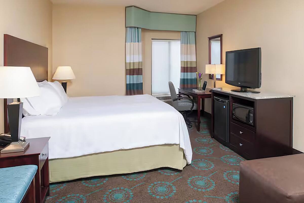 1 bedroom, premium bedding, pillow-top beds, desk