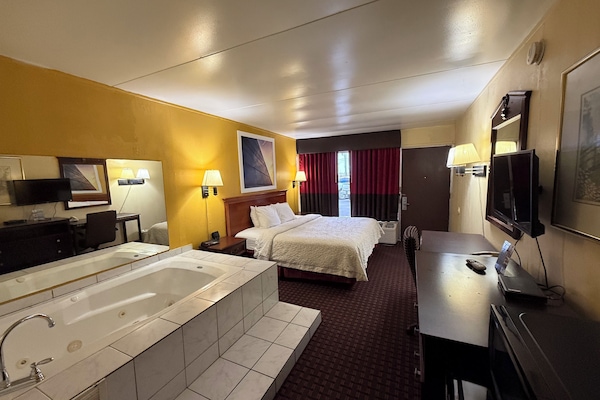 Studio Suite, 1 King Bed, Non Smoking | Desk, blackout drapes, iron/ironing board (on request), WiFi (free)