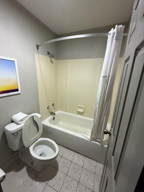 Ensemble douche/baignoire, articles de toilette gratuits