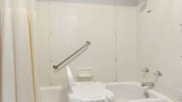 Zimmer, 2 Doppelbetten, barrierefrei, Nichtraucher | Badezimmer