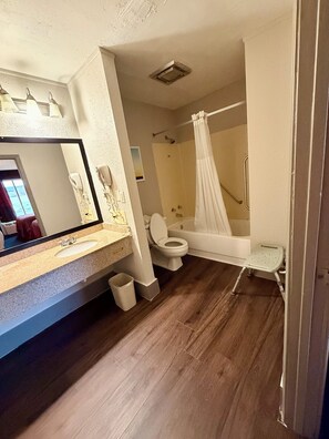 Bathroom - Days Inn by Wyndham Seymour (Seymour)