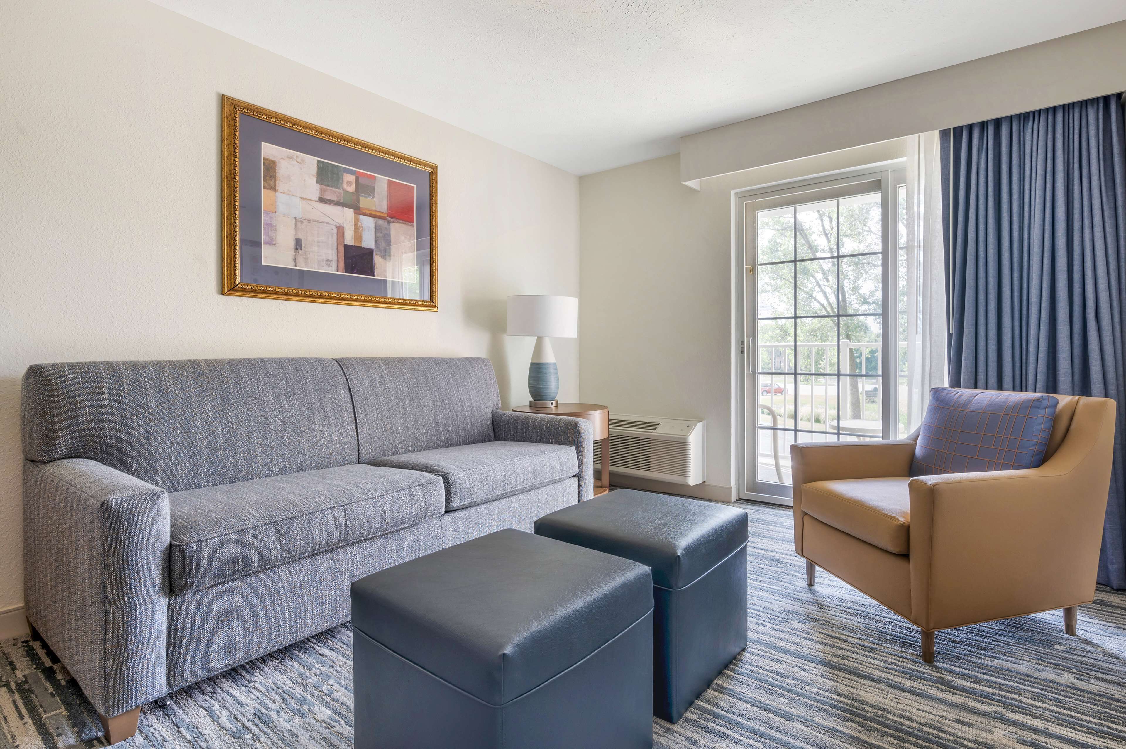 1 Bedroom King Suite with Balcony | Living area