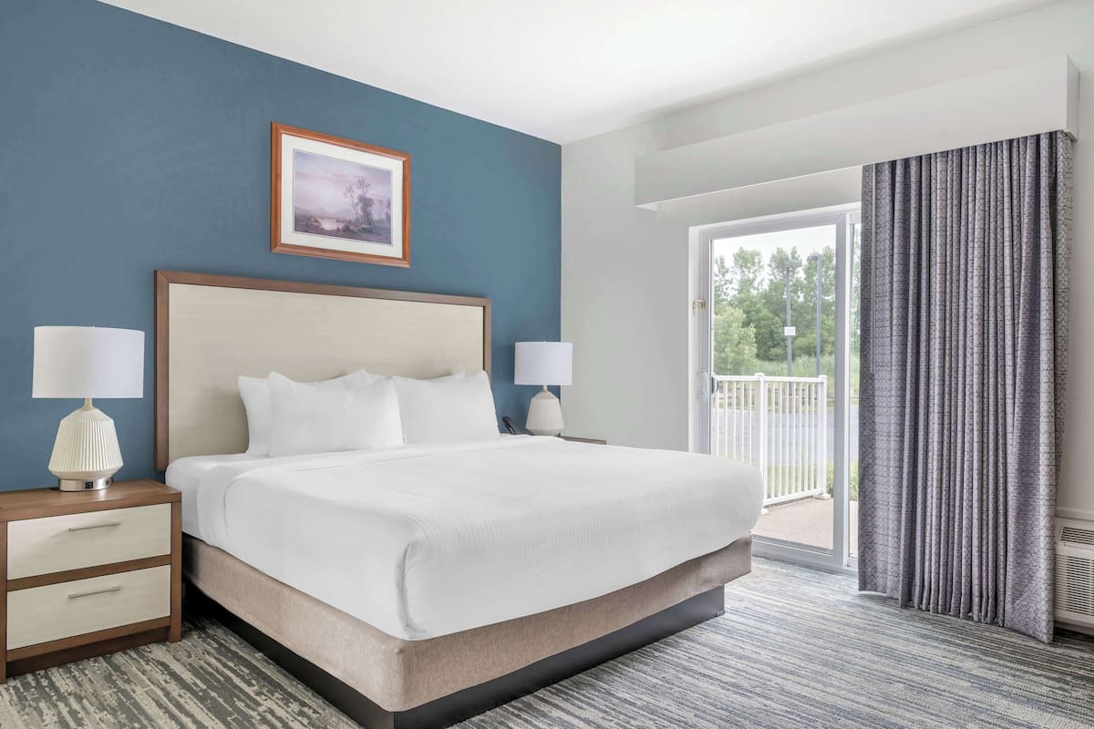 2 Bedroom 2 Kg Suite W/balcony Full Kitchen | 1 bedroom, desk, blackout drapes, iron/ironing board