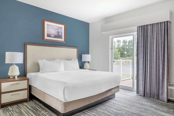 Zimmer, Mehrere Betten, Balkon, Buchtblick | 1 Schlafzimmer, Schreibtisch, Verdunkelungsvorhänge