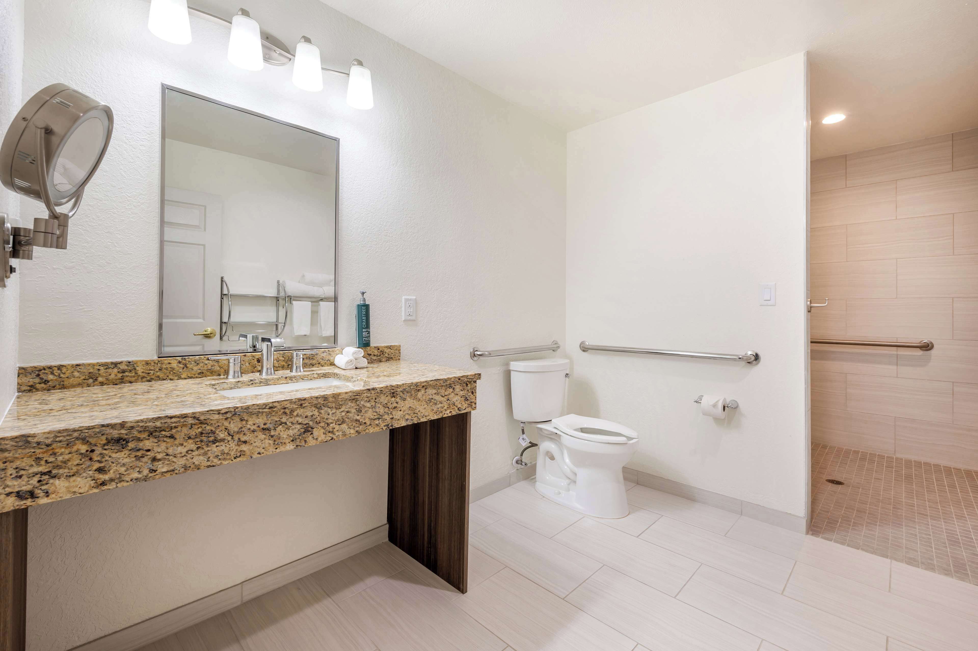 2 bedroom 2 kg suite w/balcony full kitchen | bathroom | combined shower/bathtub, designer toiletries, hair dryer, towels