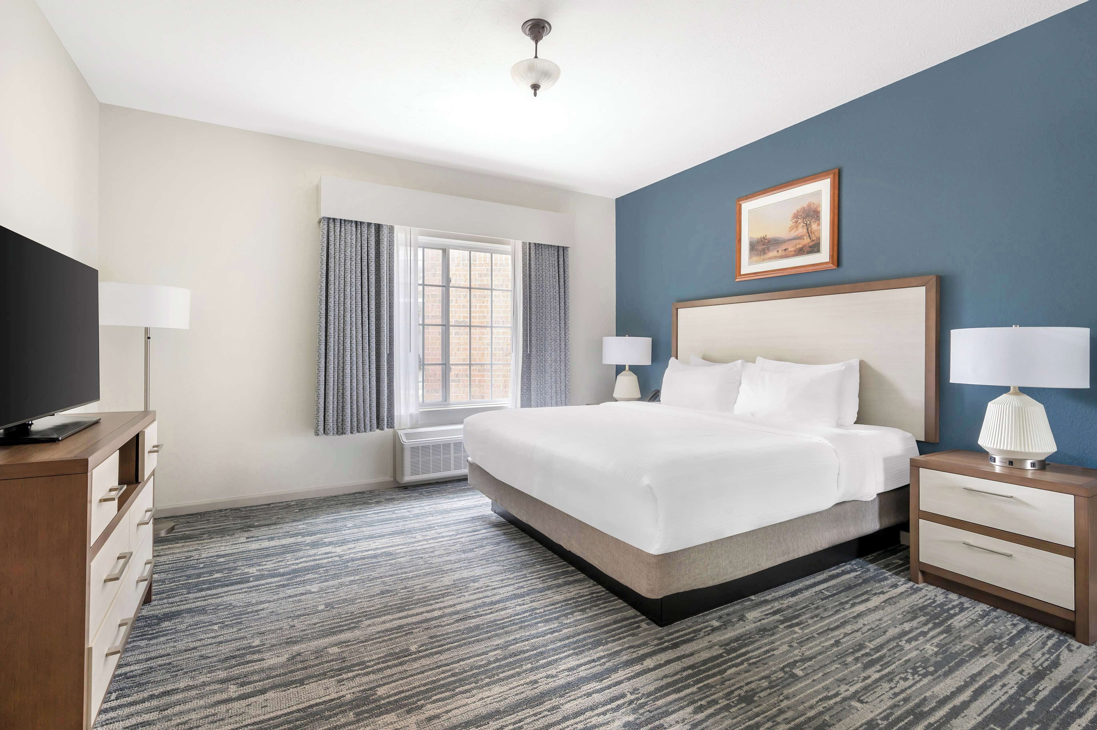 2 bedroom 2 kg suite w/balcony full kitchen | desk, blackout curtains, iron/ironing board, free wifi