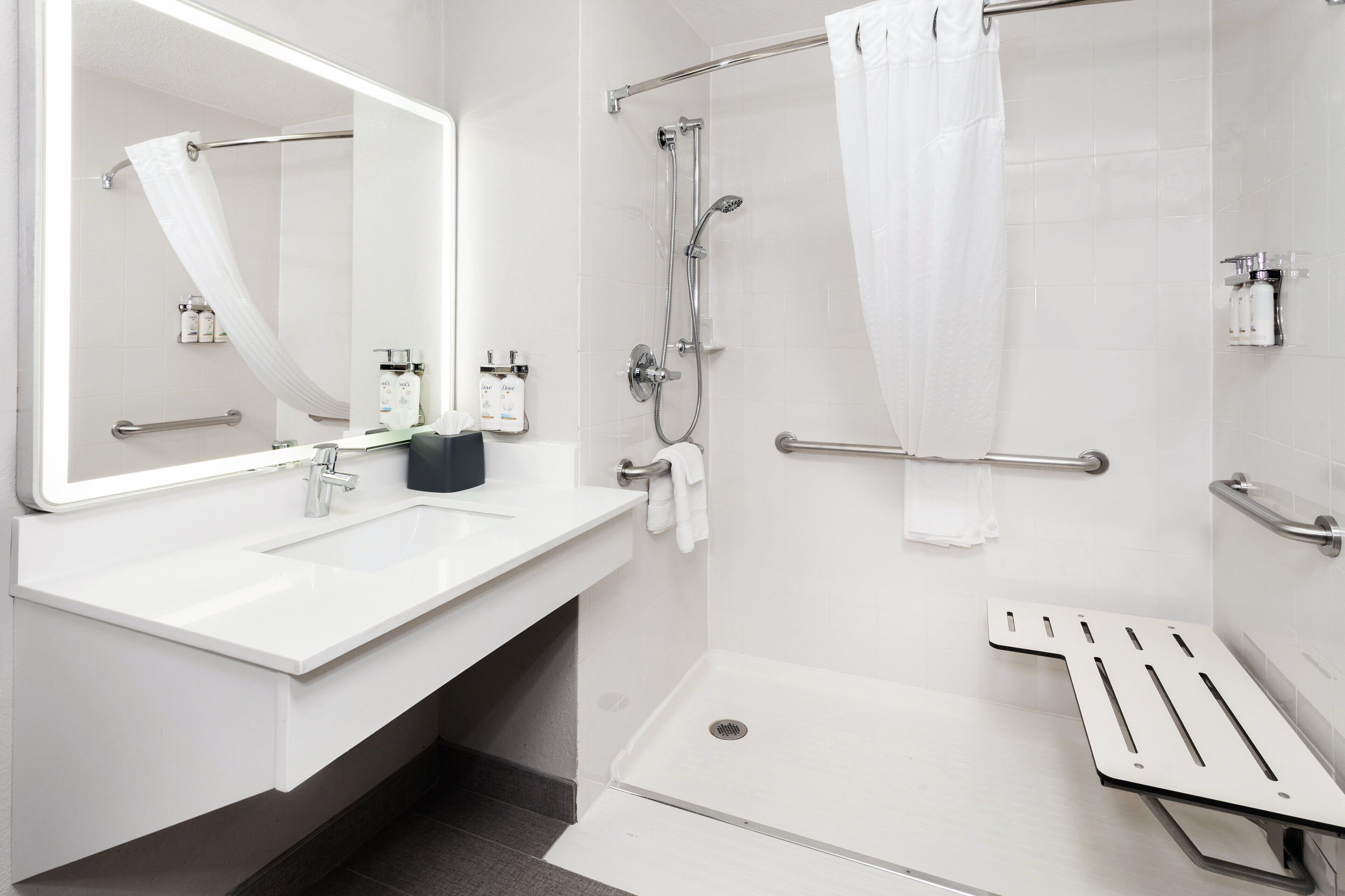 Combined shower/bathtub, free toiletries, hair dryer, towels