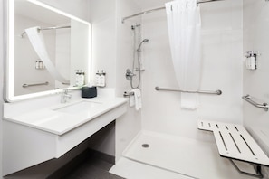 Combined shower/bathtub, free toiletries, hair dryer, towels