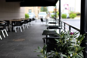 Breakfast, lunch and dinner served - Holiday Inn Chicago Oakbrook by IHG (Oakbrook Terrace)