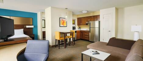 Dilengkapi dengan perabotan berbeda-beda dan meja kerja