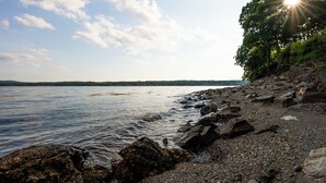A rocky shoreline with calm water and a clear sky. - Fireside Inn & Suites - Belfast (Belfast)