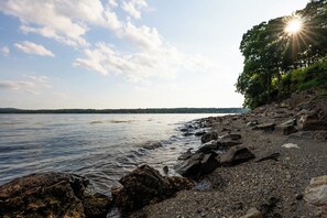 Una spiaggia nelle vicinanze