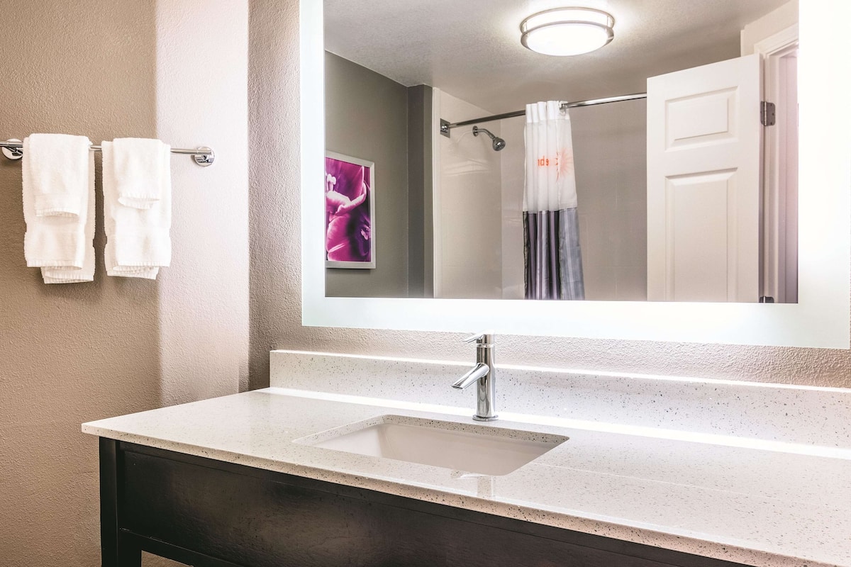 room, 2 double beds, non smoking | bathroom | combined shower/bathtub, free toiletries, hair dryer, towels