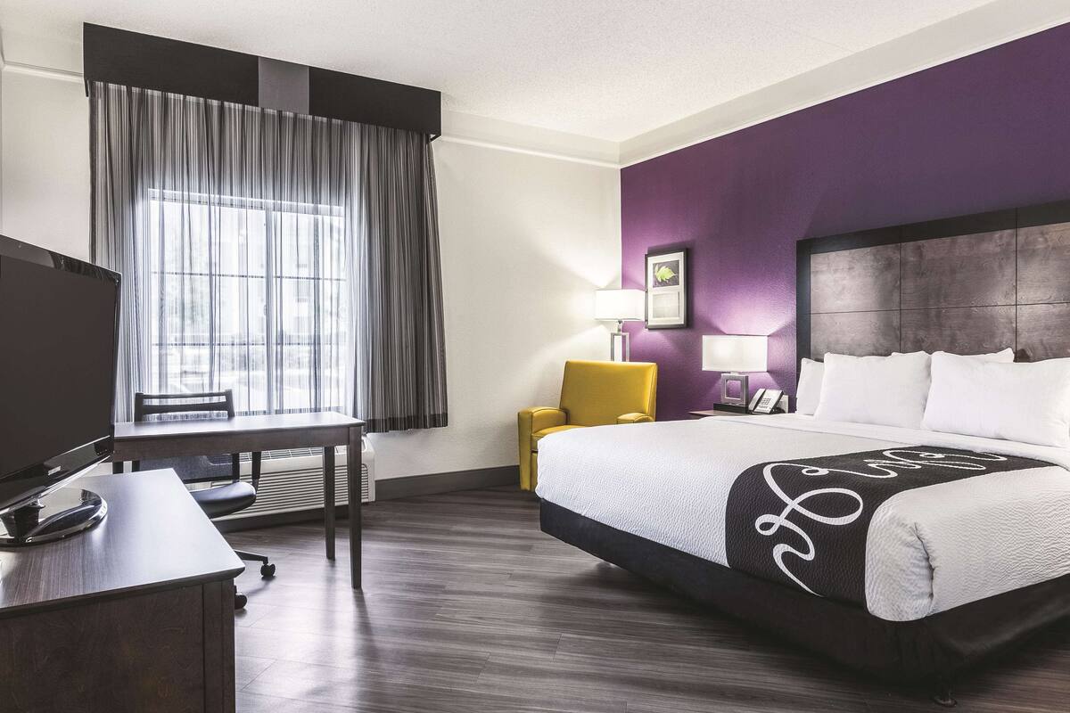 Kamar, 1 Tempat Tidur King, akses difabel, Bebas Asap Rokok | Seprai premium, meja kerja, dan setrika/meja setrika