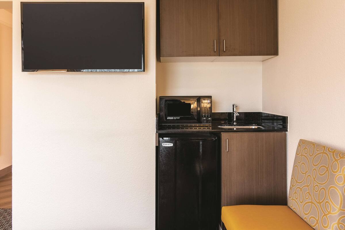 Suite, 1 Tempat Tidur King, Bebas Asap Rokok | Seprai premium, meja kerja, dan setrika/meja setrika