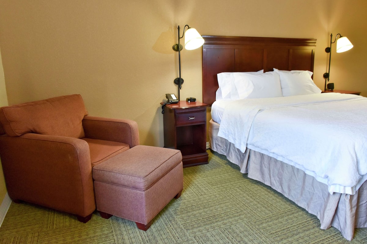 1 bedroom, Frette Italian sheets, premium bedding, memory foam beds