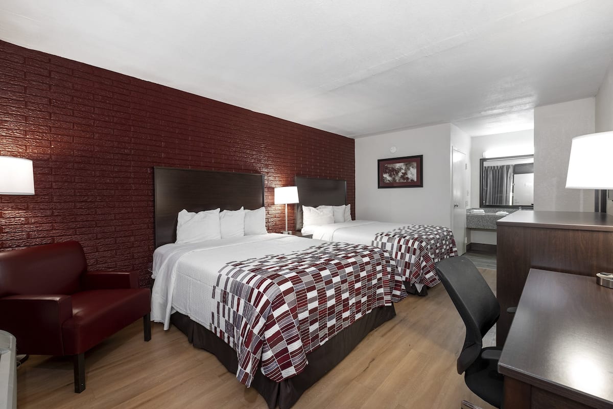 Wifi gratis, ropa de cama y despertador