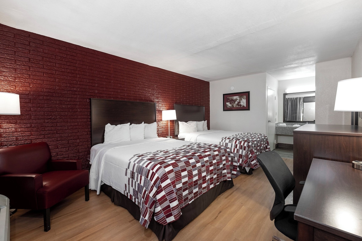 Free WiFi, alarm clocks, bed sheets