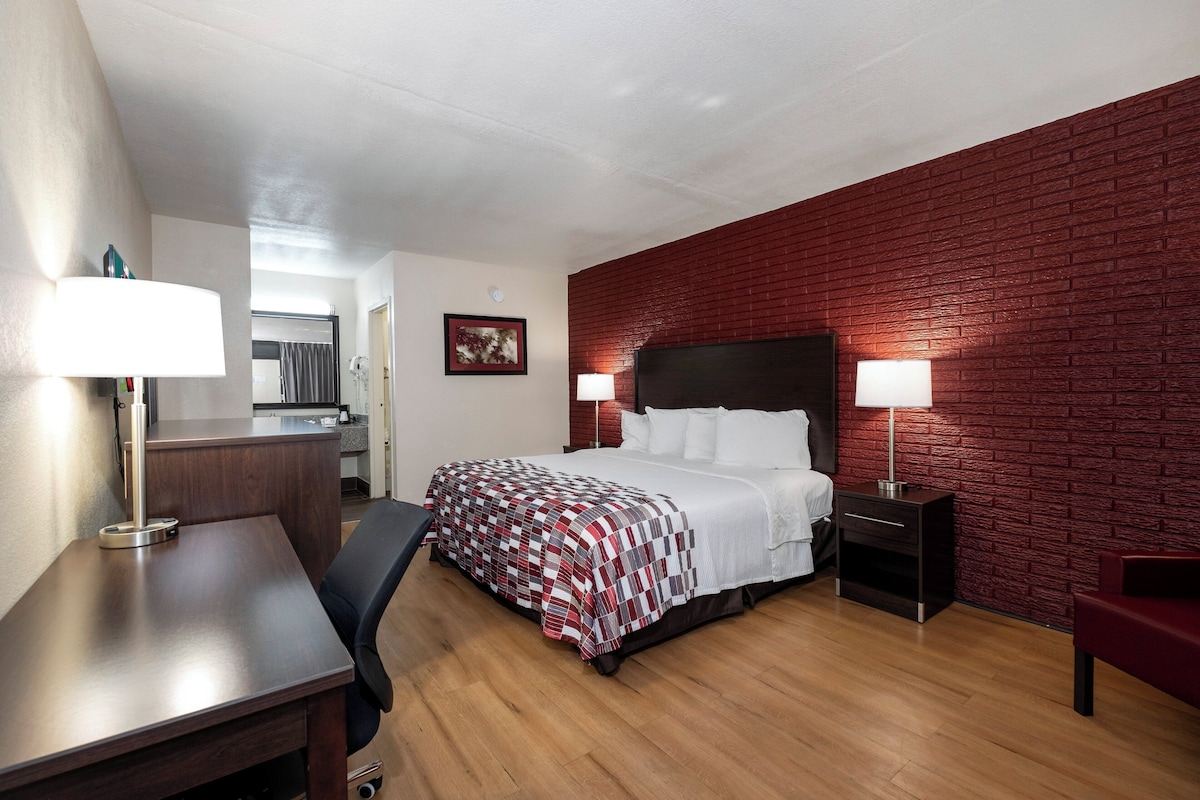 Free WiFi, alarm clocks, bed sheets
