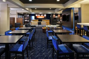 Breakfast and dinner served - Courtyard by Marriott Detroit Utica (Utica)