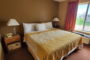 In-room safe, desk, iron/ironing board, free cots/infant beds - Days Inn by Wyndham Worthington (Worthington)