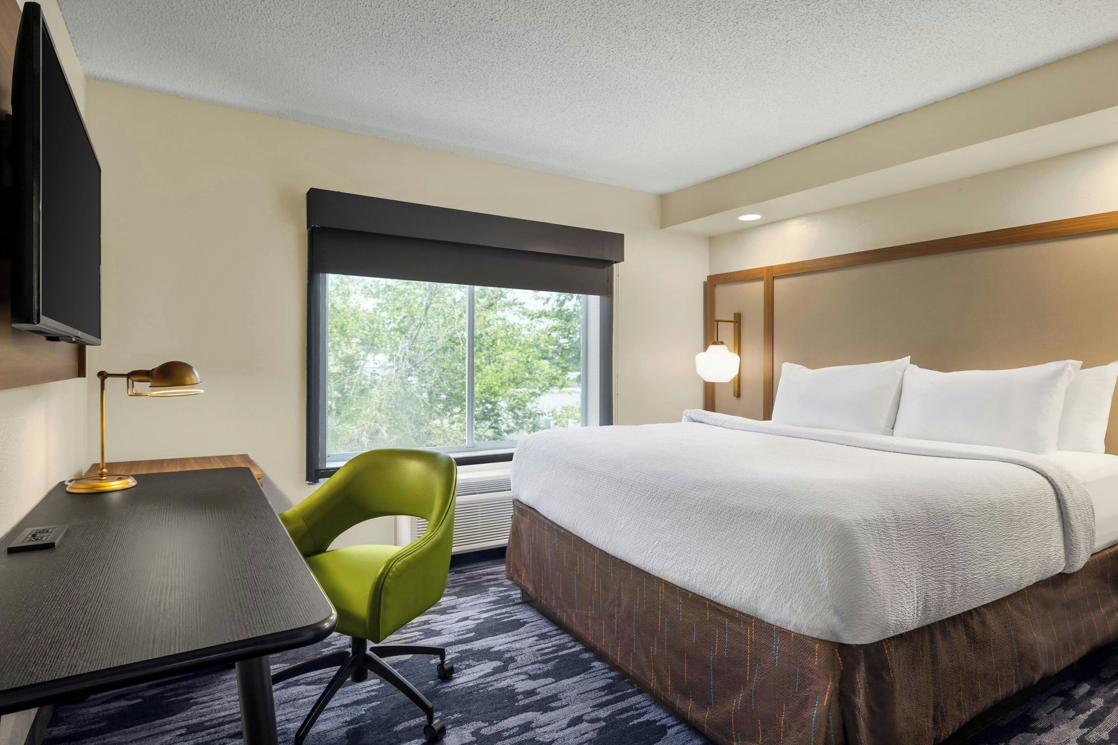 Room, 1 King Bed | Premium bedding, desk, blackout curtains, iron/ironing board