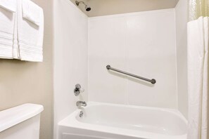 Ensemble douche/baignoire, articles de toilette gratuits, sèche-cheveux