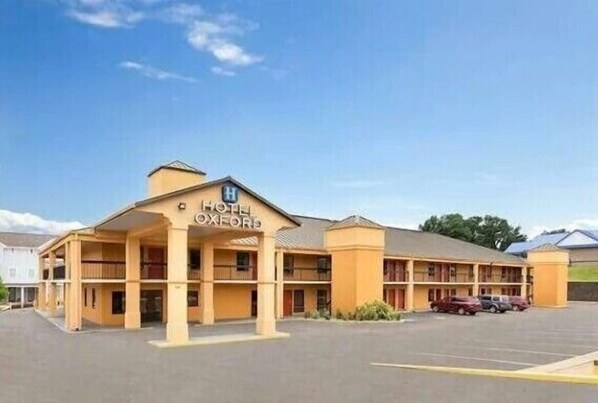 A two-story motel with a sign reading "Hotel Oxford."