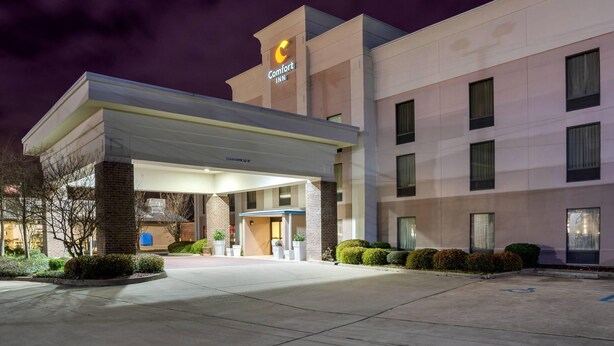 A Comfort Inn hotel with a clear entrance, a parking lot, and a well-lit facade. - Comfort Inn Pearl-Jackson (Pearl)