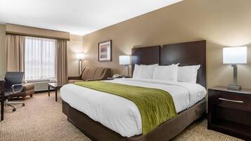 Escritorio, tabla de planchar con plancha, wifi gratis y ropa de cama