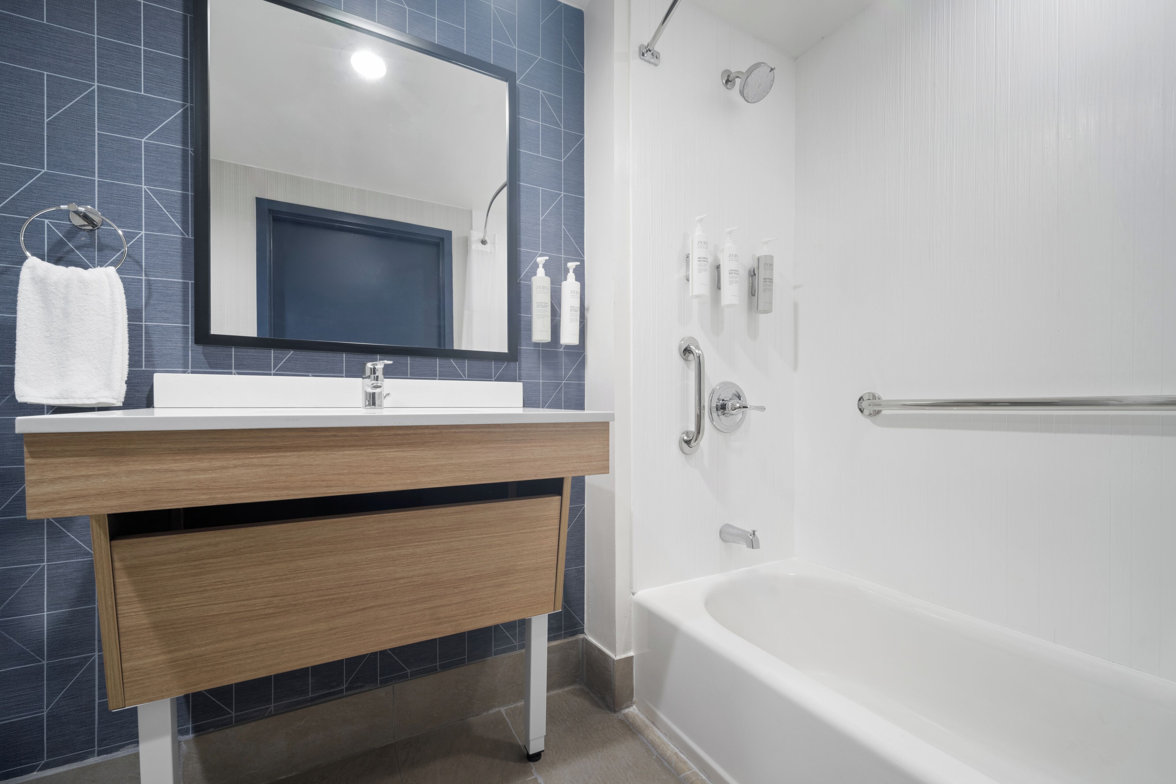 Room, 1 King Bed, Accessible, Bathtub (Mobility & Hearing) | Bathroom | Free toiletries, hair dryer, towels