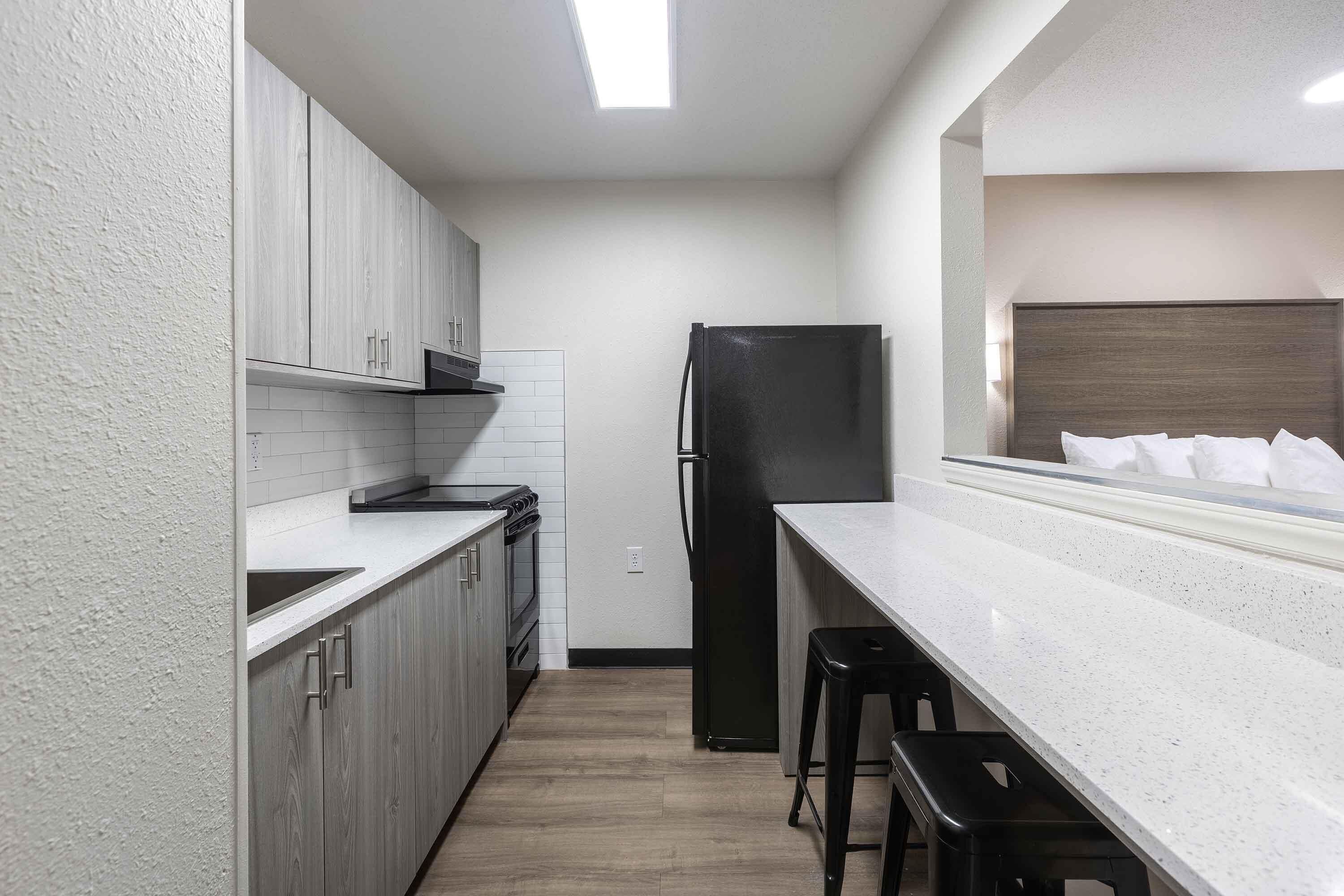 Estudio estándar, 2 camas Queen size, para no fumadores | Cocina privada | Refrigerador, microondas, parrilla de estufa y cafetera y tetera 