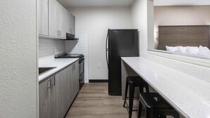 Studio Standar, 2 Tempat Tidur Queen, Bebas Asap Rokok | Dapur pribadi | Mesin pembuat kopi/teh, lemari es, microwave, dan kompor