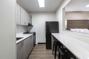 Estudio estándar, 2 camas de matrimonio, no fumadores | Cocina privada | Frigorífico, microondas, placa de cocina y cafetera o tetera