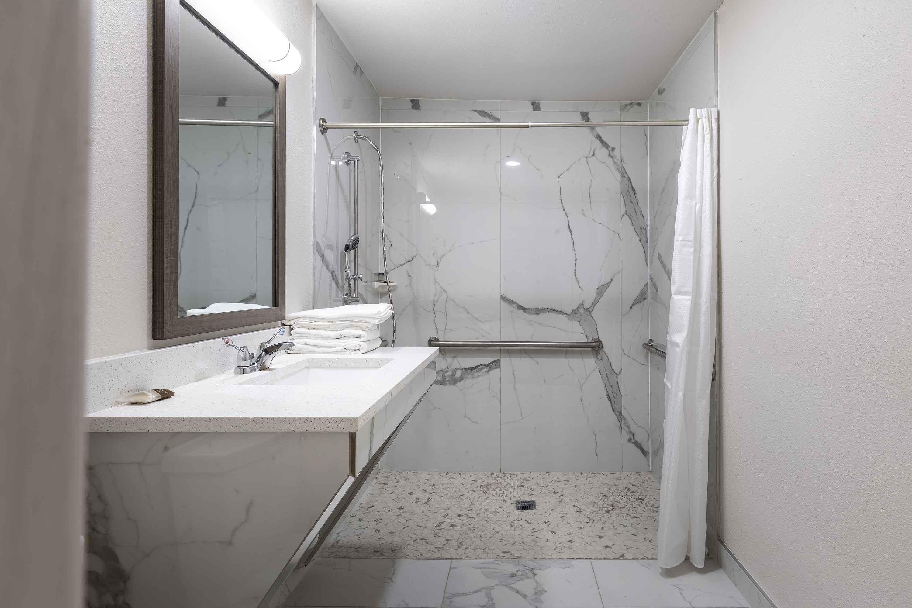 Combined shower/bathtub, free toiletries, hair dryer, towels
