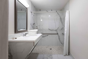 Combined shower/tub, free toiletries, hair dryer, towels