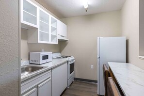 Deluxe-Studio, 1 Queen-Bett und Schlafsofa, Nichtraucher | Schreibtisch, Bügeleisen/Bügelbrett, kostenloses WLAN, Bettwäsche