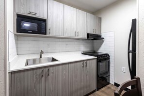 Estudio Deluxe, 1 cama de matrimonio con sofá cama, no fumadores | Cocina privada | Frigorífico, microondas, placa de cocina y cafetera o tetera